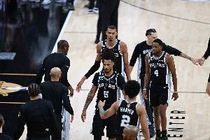 大Q：马刺本可以轻易3-1领先 年轻不是借口&他们大脑总短路